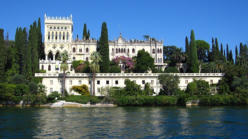 File:Isola del Garda.jpg