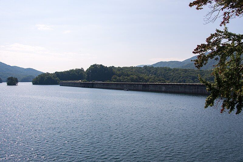 File:Lakeview Drive-Fontana Dam.jpg