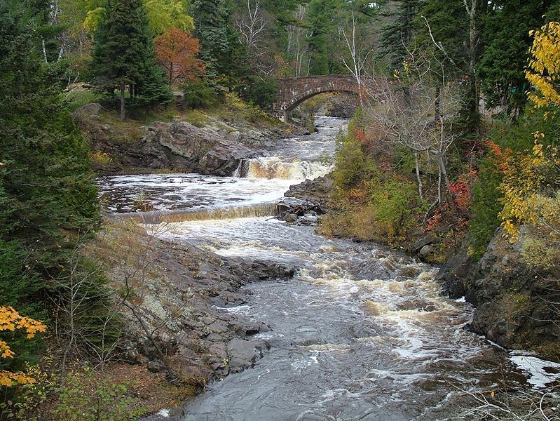 File:LesterRiver Duluth.jpg