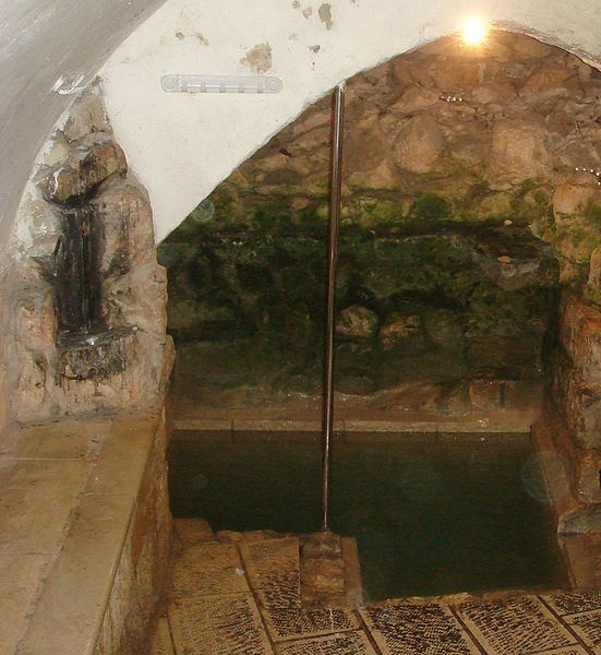 File:Mikvah Isaac Luria.JPG