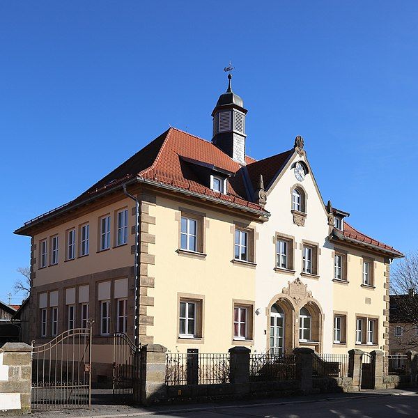 File:Oberlangenstadt-alte-Schule.jpg