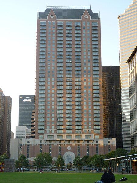 File:OneparkplaceHouston.JPG