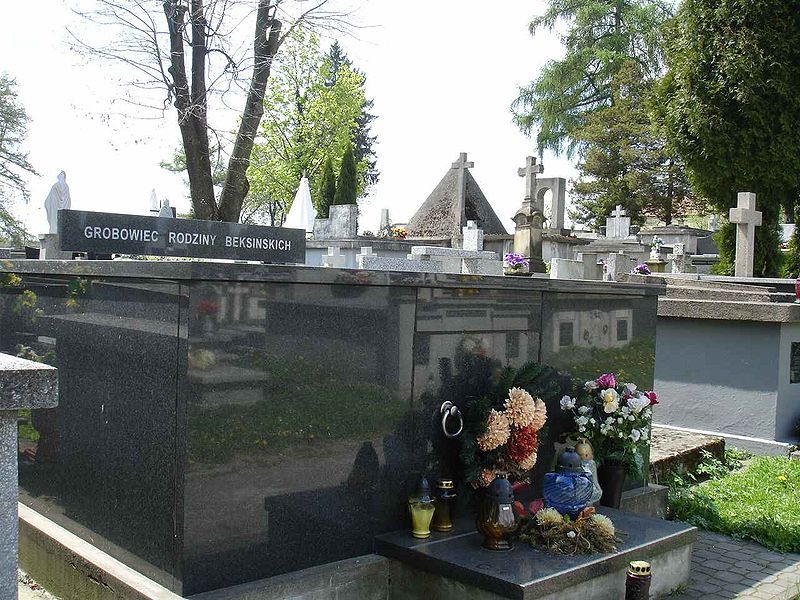 File:Sanok cemetery beksinski.jpg