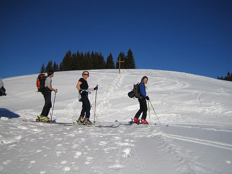 File:Skitouring.jpg