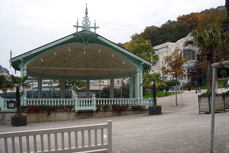 File:Baden,-Kurpark,-Musikpavillon,-Arena-(Herbst-2010).jpg