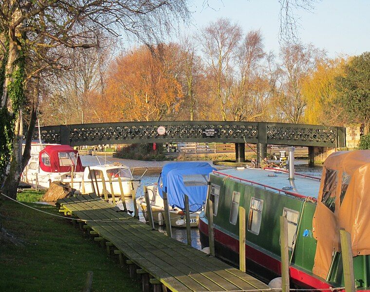 File:Beccles, rowers.jpg