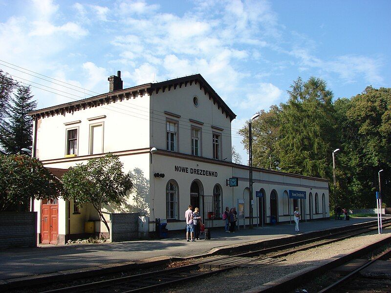 File:Drezdenko, railway station.jpg