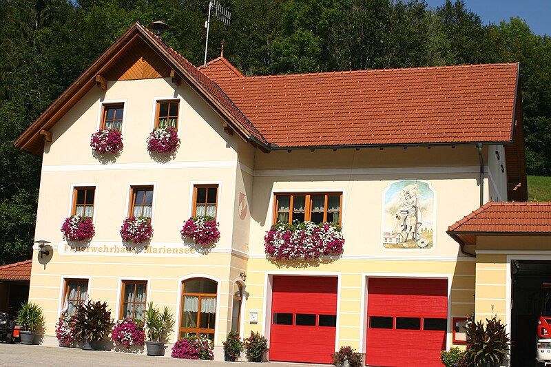 File:Feuerwehrhaus Mariensee 2.jpg