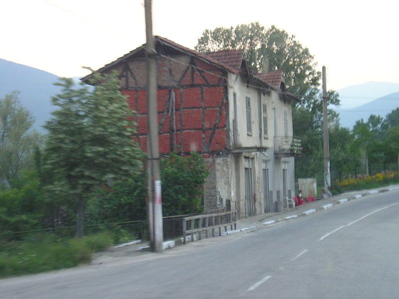 File:House in Belimel.jpg