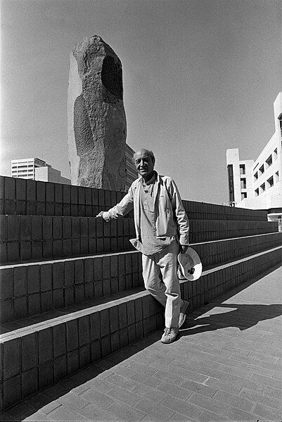 File:Isamu Noguchi, 1983.jpg