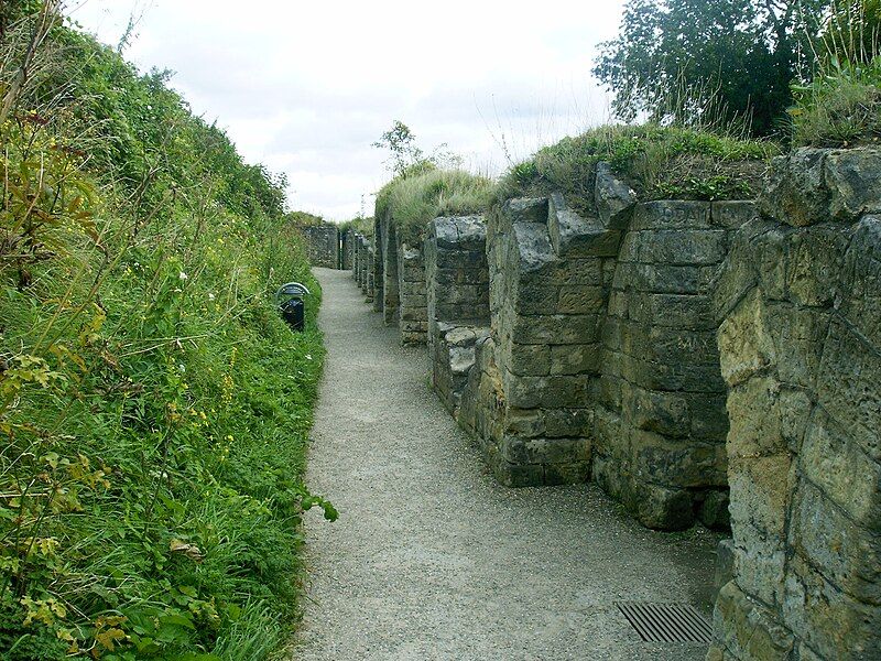 File:Kasteel Valkenburg vestingsmuur.jpg