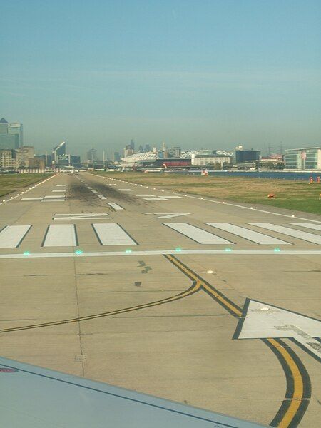 File:LCY runway 27ii.jpg