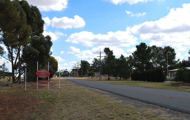 File:MirroolTownEntrySign.JPG