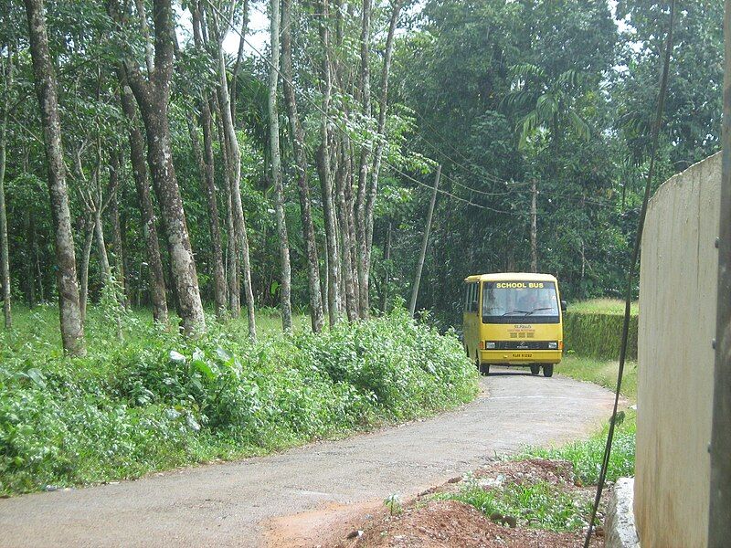 File:Nariyapuram School Bus.jpg