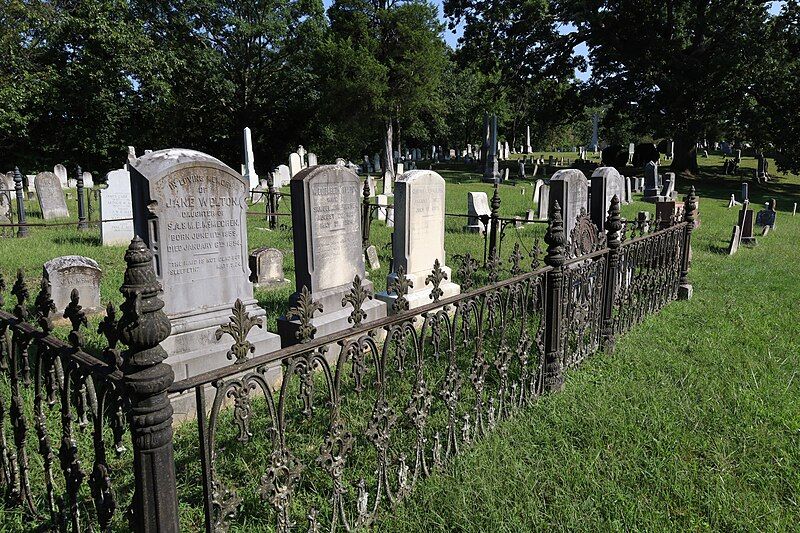 File:Olivet Cemetery 2020b.jpg