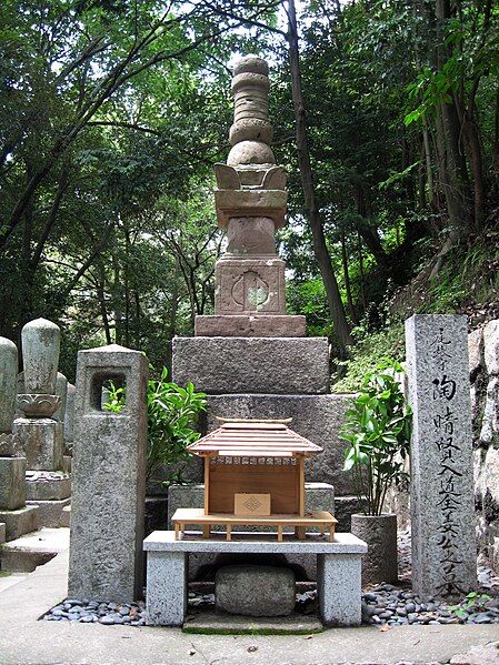 File:Sue Harukata's grave.JPG