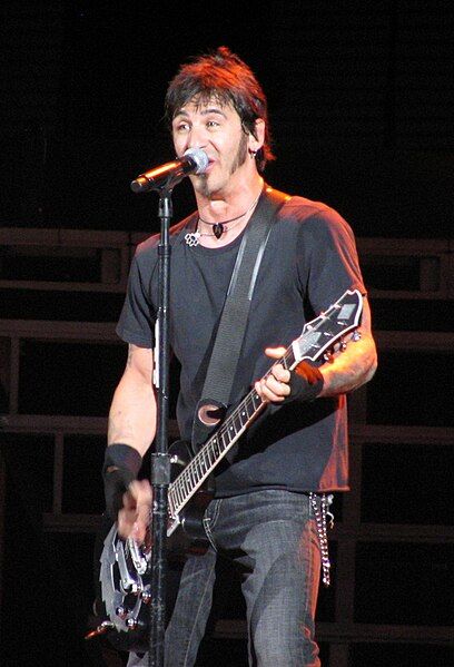 File:Sully Erna2222.jpg