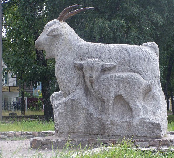 File:Uryupinsk Capra monument.jpg