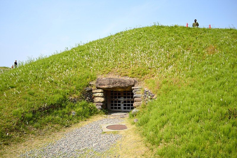 File:Watanuki-kannonnyama-kofun sekishitsu entrance.JPG