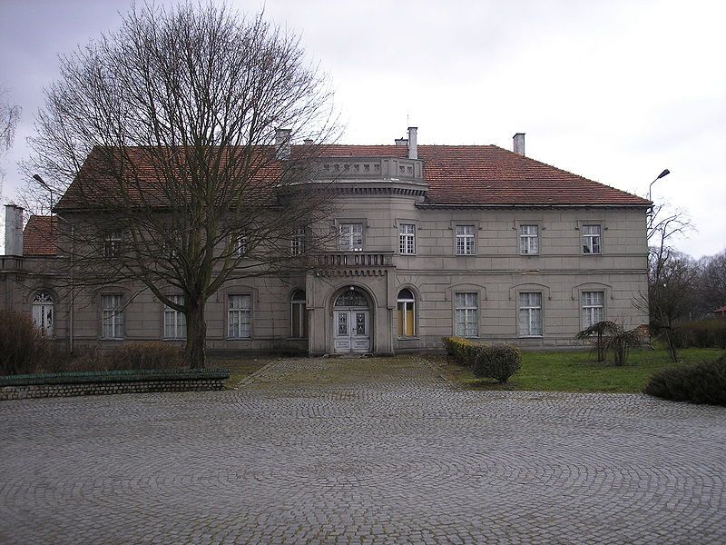 File:Wrzesniapalac.jpg