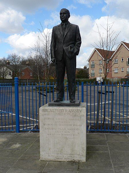 File:Alf Ramsey Statue.jpg