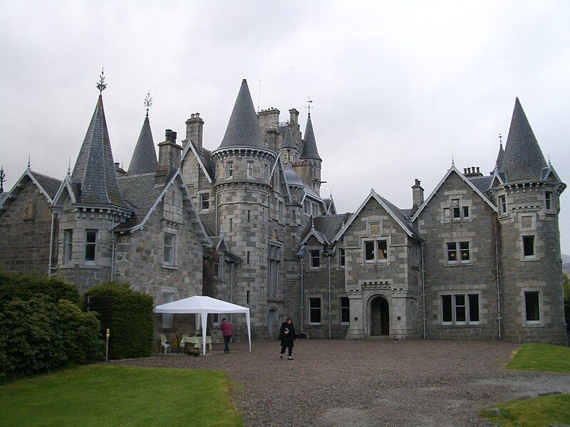 File:Ardverikie House.jpg