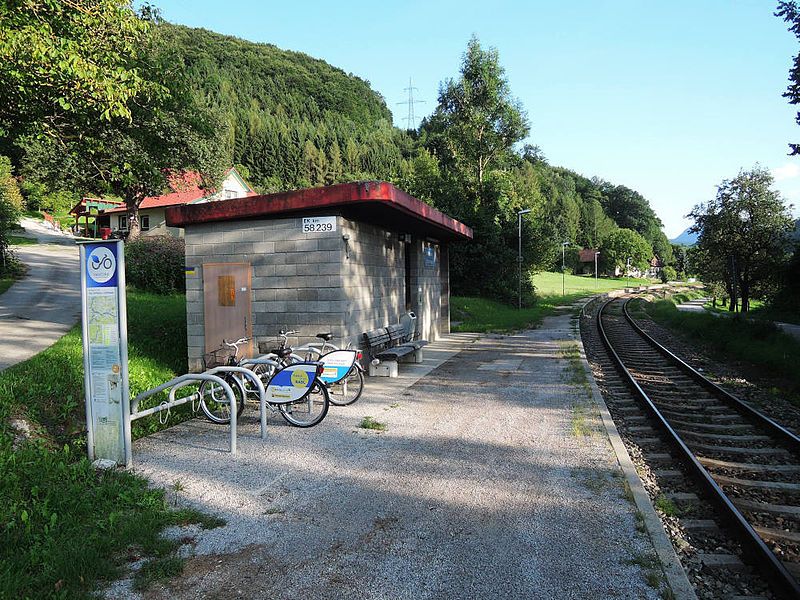 File:Bahnhaltestelle Rotheau-Eschenau.jpg