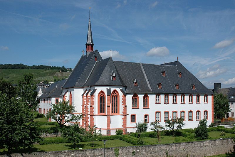 File:Bernkastel-Kues Cusanusstift.jpg