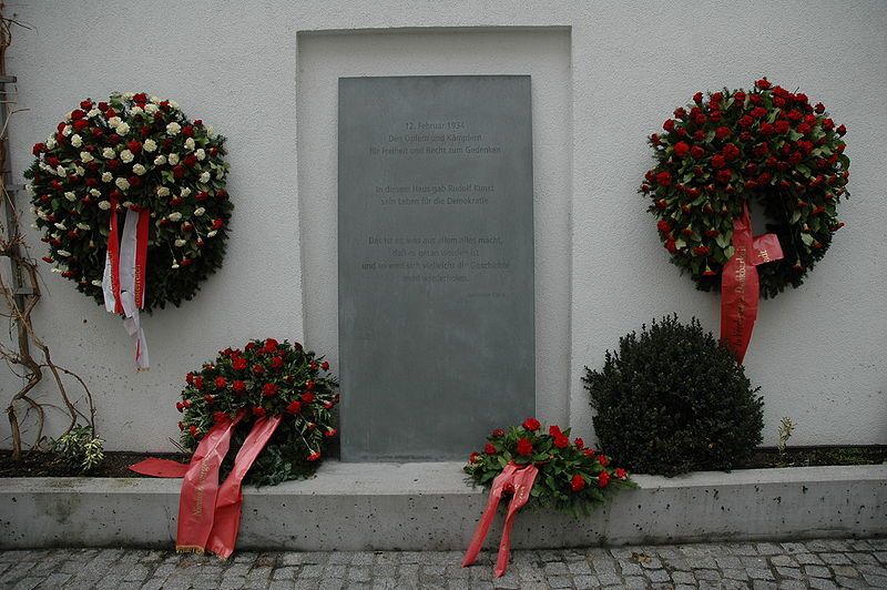 File:Buergerkriegsdenkmal Linz.JPG