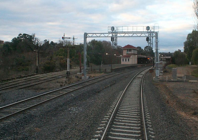 File:Castlemaine-station-Melbourne-end.jpg