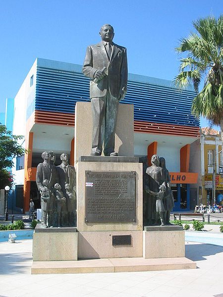 File:Estátua-Dix-Sept-Rosado-Mossoró.jpg