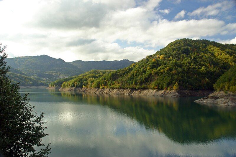 File:Lago del Brugneto.jpg