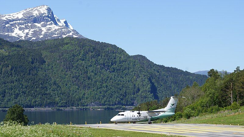 File:Sandane-airport-wideroe-dhc8-taxiing-runway.jpg