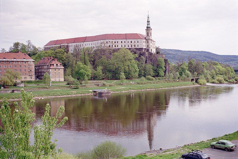 File:Decin-castle-002.jpg