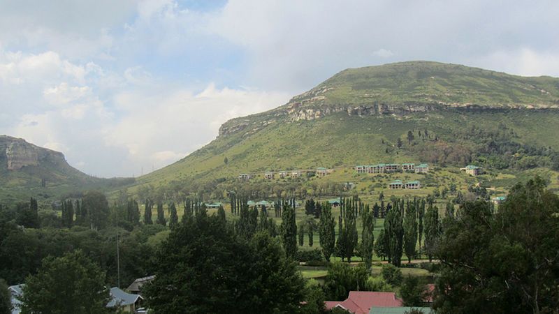 File:Dorpsbeeld Clarens.jpg