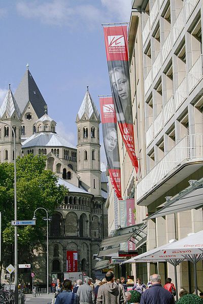 File:KKMK KollwitzMuseumKoeln-Fassade-Fahnen.jpg