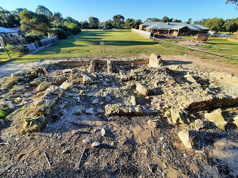 File:Peelhurst ruins 3.jpg