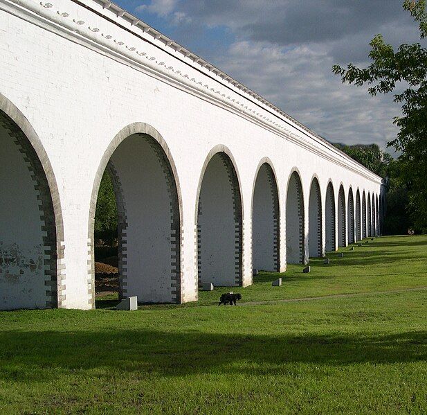 File:Rostokinsky Aqueduct(Moscow).jpg