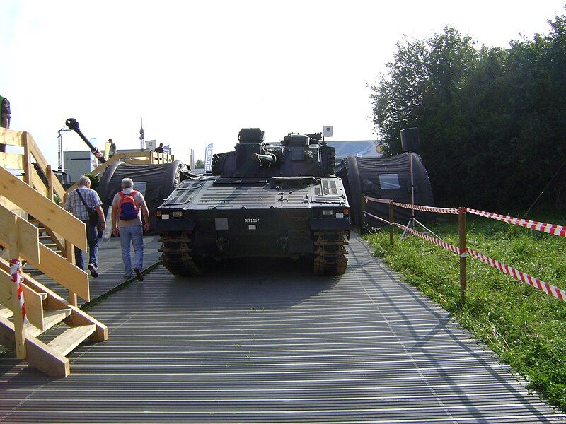 File:Schützenpanzer 2000 front.JPG