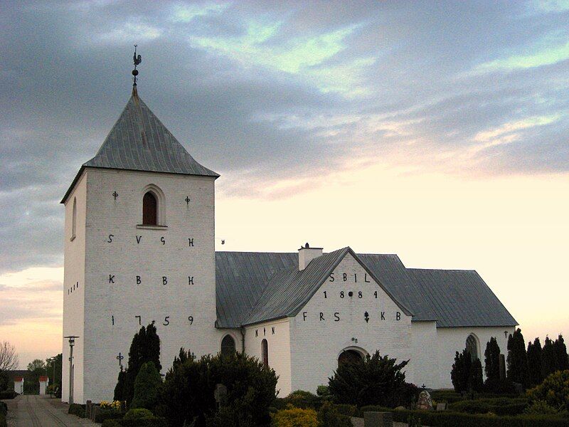 File:Ajstrup Kirke-1 ubt.JPG