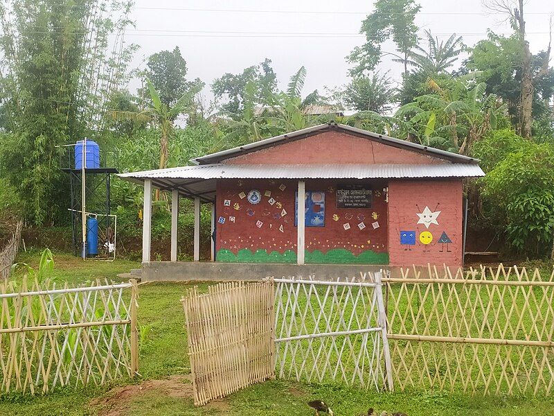 File:Anganwadi at Lampi.jpg