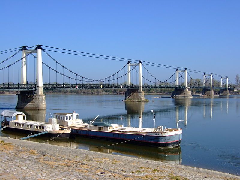 File:BridgeMontjeanSurLoire.jpg