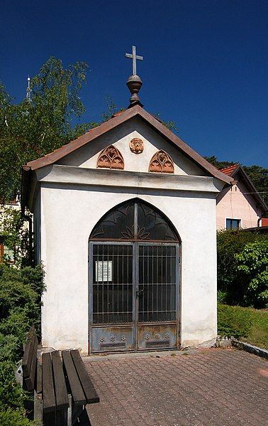 File:Brucker chapel, Hirtenberg.jpg