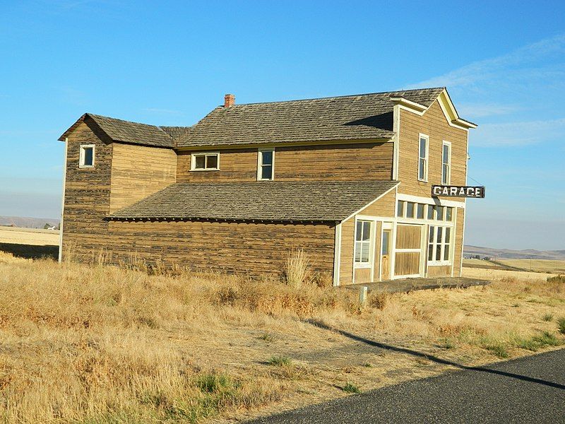 File:Cloverland Garage, Washington.JPG