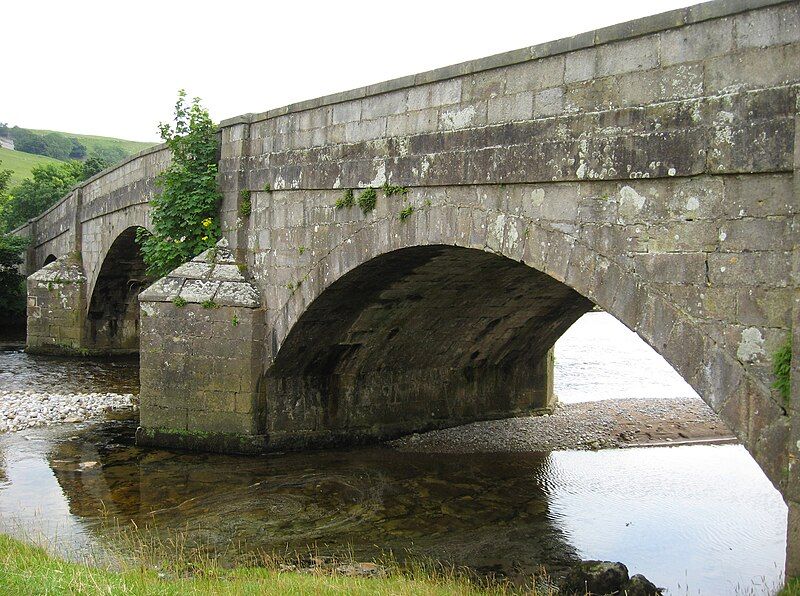 File:Conistone bridge 1.jpg