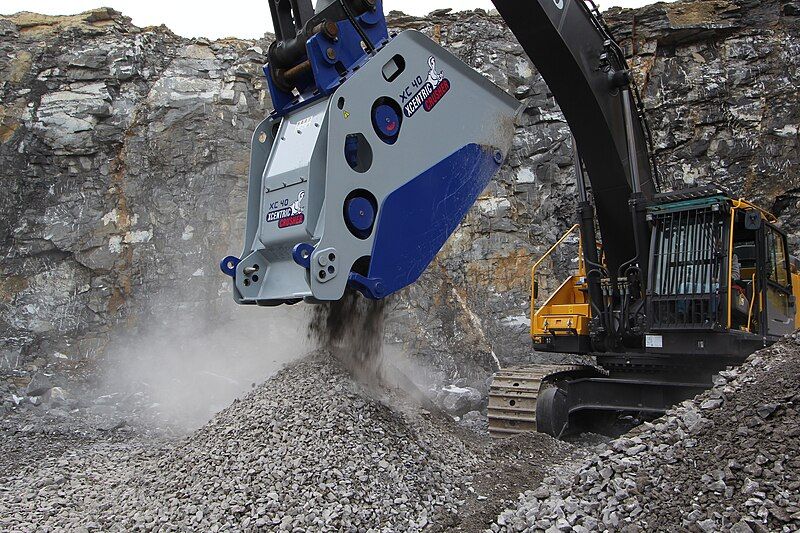 File:Crusher bucket quarry.jpg