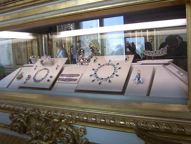 File:FrenchCrownJewelsLouvre-1.jpg