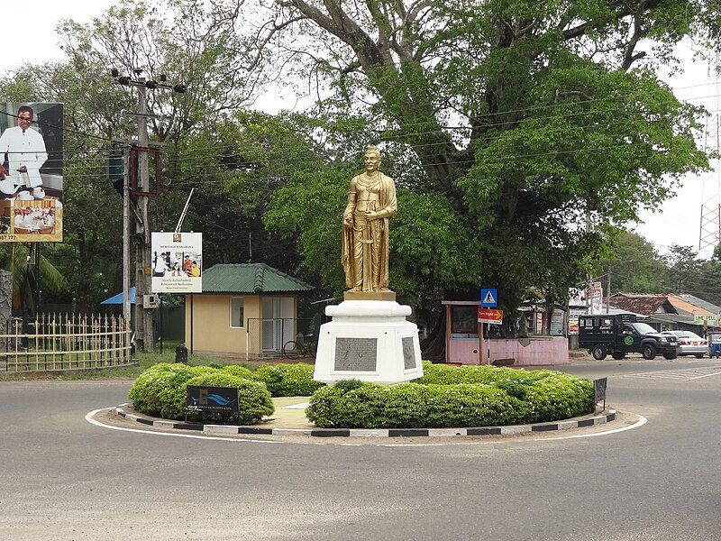 File:Habarana statue 02.JPG