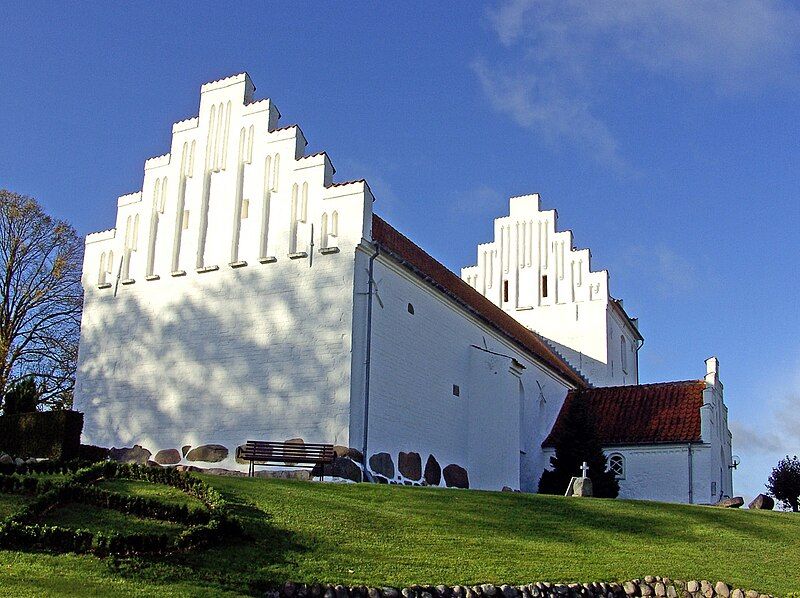 File:Hvalsø kirke (Lejre).jpg