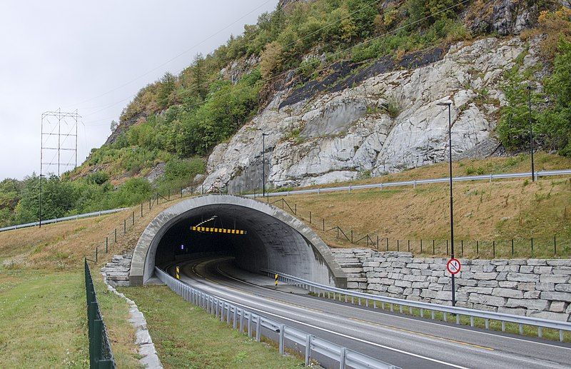 File:Oppdølstrandtunnelen.jpg